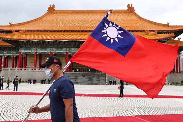 Seorang prajurit memegang bendera Taiwan sebagai bagian dari dekorasi pada upacara penyambutan Presiden Palau Surangel Whipps di Taipei, Taiwan, Kamis (6/10/2022). Foto: Ann Wang/REUTERS