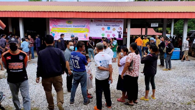 Orang-orang berkumpul di luar lokasi penembakan massal di pusat penitipan anak di kota Uthai Sawan, di provinsi Nong Bua Lamphu, Thailand, Kamis (6/10/2022). Foto: Sakdipat Boonsom/Handout via REUTERS