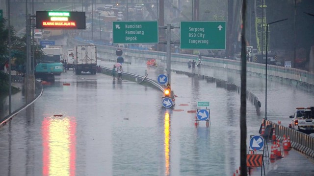 Suasana banjir di km 40 Tol Jakarta-Serpong, Kamis (6/10/2022). Foto: Aditia Noviansyah/kumparan