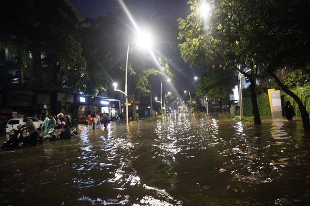 Update Banjir DKI: 17 Ruas Jalan Dan 41 RT Masih Terendam, Ketinggian ...