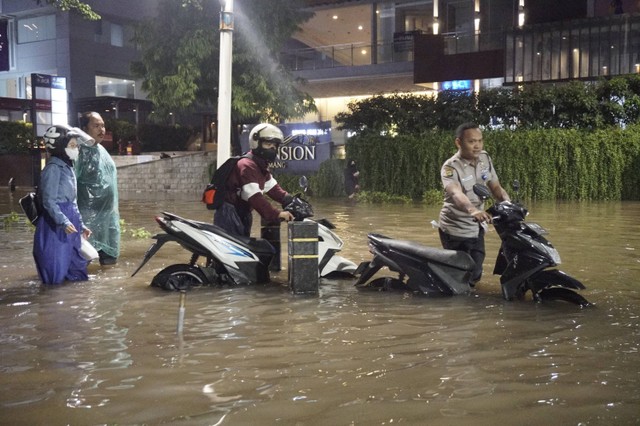 Kondisi banjir di Jalan Kemang Raya, Jakarta Selatan, Kamis (6/10/2022). Foto: Jamal Ramadhan/kumparan
