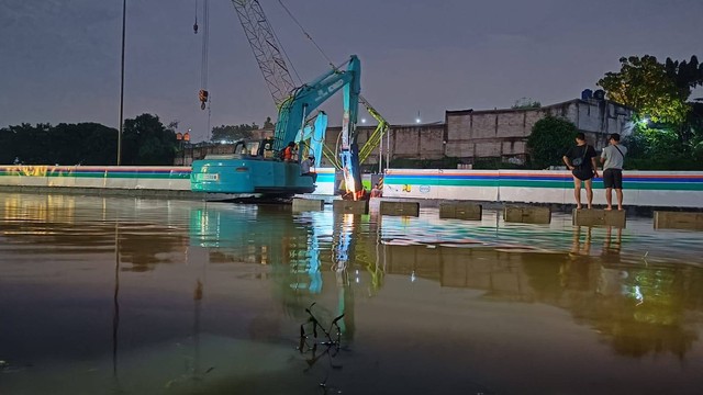 Warga perumahan Al Kahfi Residence meminta menjebol separator jalur Tol Serpong km 8, Kamis (6/10/2022). Foto: Aditya Noviansyah/kumparan