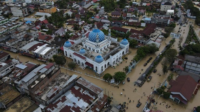 Kawasan di sekitar Masjid Agung Baiturrahim, Lhoksukon, Aceh Utara, terancam banjir, Kamis (6/10). Foto: M Yasir untuk acehkini