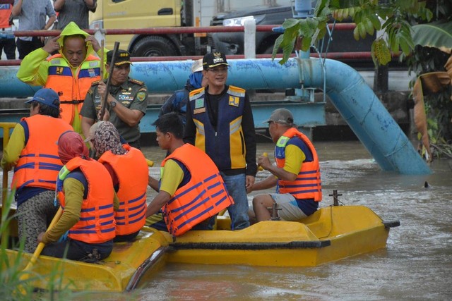 Wali Kota Palembang menggunakan perahu tinjau lokasi pompa di Sungai Bendung. Foto: Istimewa