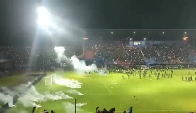 Kerusuhan sepakbola di Stadion Kanjuruhan Malang pada Sabtu (1/10). Foto dikirim teman yang menyaksikan pertandingan ini.