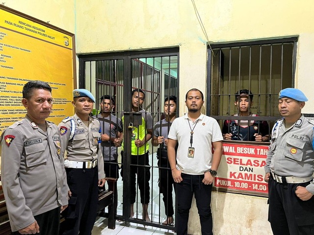 Kasat Reskrim dan anggota Propam saat menahan 4 anggota di sel tahanan Polres Halmahera Utara. Foto: Istimewa