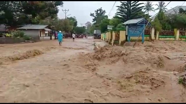 Banjir terjang pemukiman di Seram Bagian Barat, Maluku, Kamis (6/10).  Foto: Dok. Istimewa