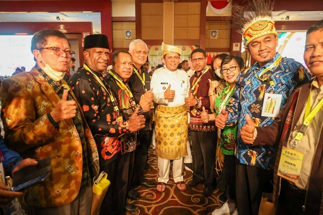 Gubernur Kepri, Ansar Ahmad (tengah), foto bersama dengan para peserta konferensi. Foto: Istimewa