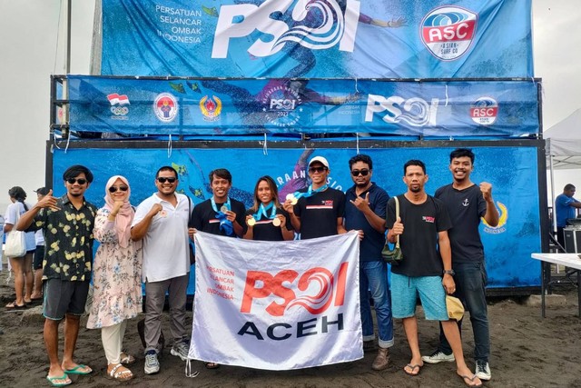 Tim Selancar Ombak Aceh keluar sebagai juara umum Kejuaraan Nasional (Kejurnas) Selancar Ombak 2022 di Bali dengan membawa pulang lima medali. Foto: Dok. KONI Aceh