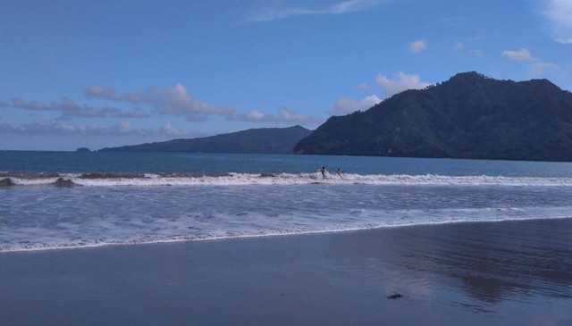 Gambar 1.1 Pantai (Gambar Pribadi)