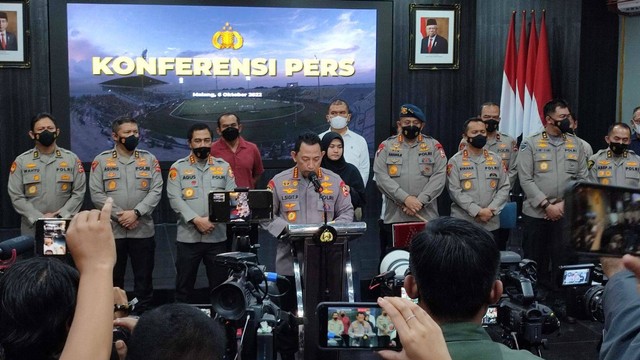 Kapolri Jenderal Pol Listyo Sigit umumkan tersangka kasus Kanjuruhan. Foto: Polri