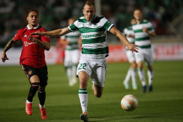 Adam Lang dari Omonia duel dengan Antony dari Manchester United saat pertandingan Liga Europa di GSP Stadium, Strovolos, Siprus. Foto: Yiannis Kourtoglou/Reuters