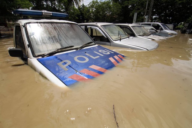 Sejumlah mobil terendam banjir banjir di Lhoksukon, Aceh Utara, Aceh Kamis (6/10/2022). Foto: Rahmad/Antara Foto