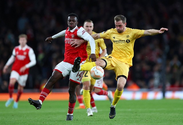 Pemain Arsenal Eddie Nketiah beraksi bersama Bodoe/Glimt Brede Moe saat pertandingan Liga Europa di Stadion Emirates, London, Inggris. Foto: David Klein/Reuters