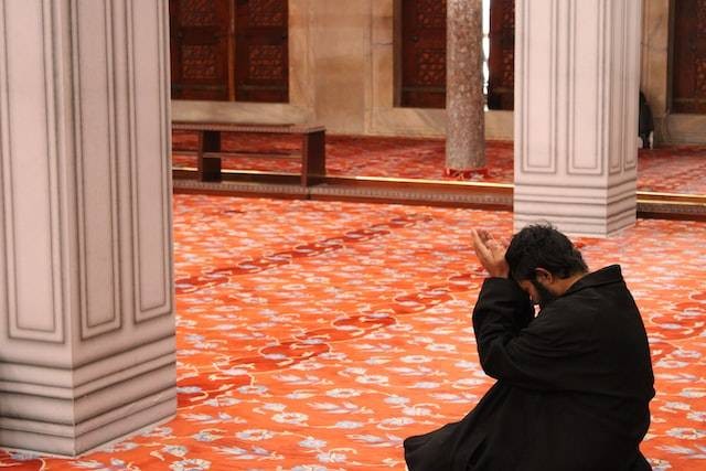 Ilustrasi bacaan doa minta rezeki yang berlimpah dalam ajaran Islam, sumber foto Rachid Oucharia on Unsplash