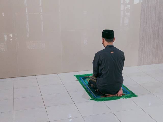 Ilustrasi bacaan doa tasyahud akhir sesuai sunnah Nabi Muhammad SAW, sumber foto Masjid Pogung Dalangan on Unsplash