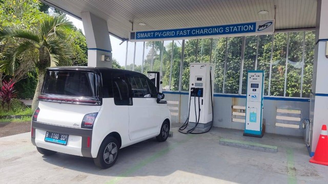 Pengecasan mobil listrik Wuling Air ev di SPKLU Puspiptek, Serpong. Foto: Aditya Pratama Niagara/kumparan