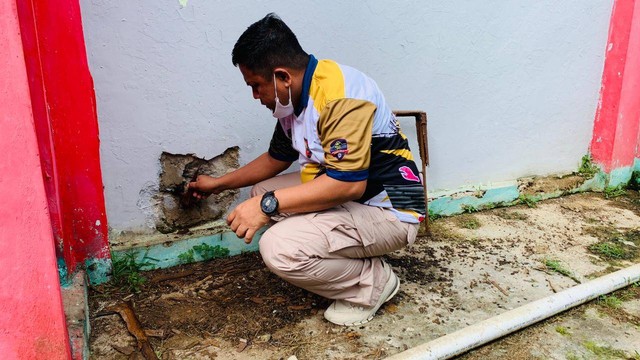 Kasi Kamtib Tamrin mengecek kebersihan tembok Lapas. dok Humas LPN Samarinda