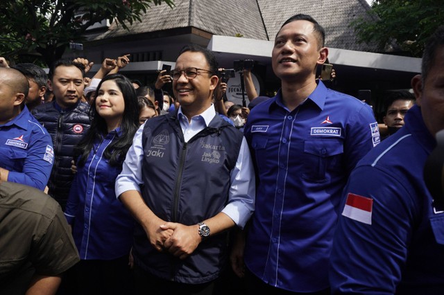 Gubernur DKI Jakarta Anies Rasyid Baswedan (kiri) tiba di kantor DPP Demokrat disambut AHY dan kader Demokrat, Jumat (7/10). Foto: Jamal Ramadhan/kumparan