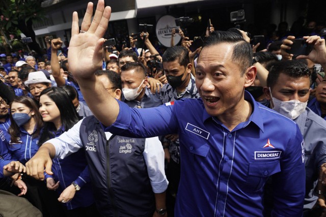 Gubernur DKI Jakarta Anies Rasyid Baswedan (kiri) tiba di kantor DPP Demokrat disambut AHY dan kader Demokrat, Jumat (7/10). Foto: Jamal Ramadhan/kumparan