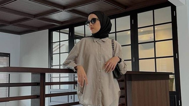 Style outfit hijab ke kantor ala selebgram Amelia Elle. Foto: Instagram.com/ameliaelle