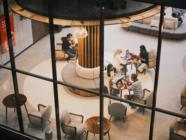 Cafe di Kuningan City, Foto Hanya Ilustrasi: Unsplash/Vhi Rhi