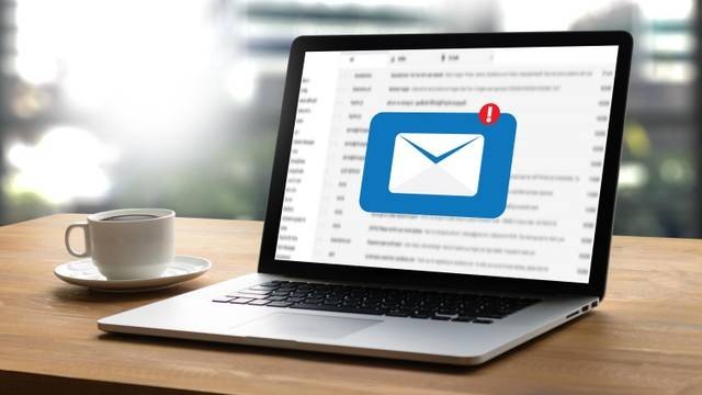 Ilustrasi email panggilan interview kerja. Foto: Shutterstock