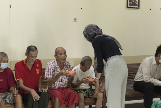Hotel Mercure dan Ibis Pontianak sambangi panti jompo Graha Werdha Marie Joseph untuk berbagi kasih bersama para lansia. Dok: Hi!Pontianak