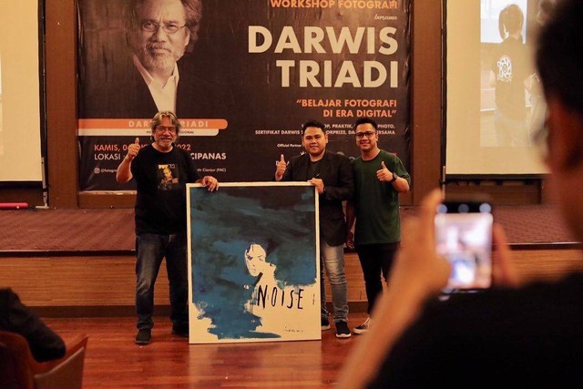 Fotografer senior, Darwis Triadi, saat menjadi narasumber dalam workshop fotografi di Cianjur, Kamis (6/10/2022). Foto: Istimewa