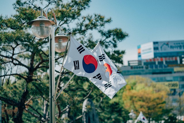 Bendera Korea Selatan. Credits : Unsplash.com by Daniel Bernard