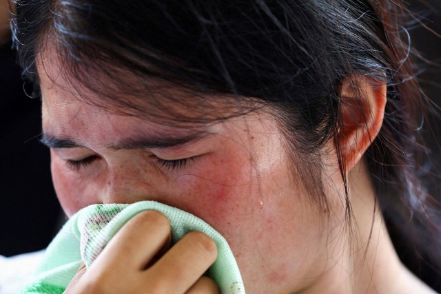 Salah satu keluarga korban pembantaian anak di sebuah pusat penitipan anak menangis kota Uthai Sawan, provinsi Nong Bua Lam Phu, Thailand. Foto: Athit Perawongmetha/REUTERS