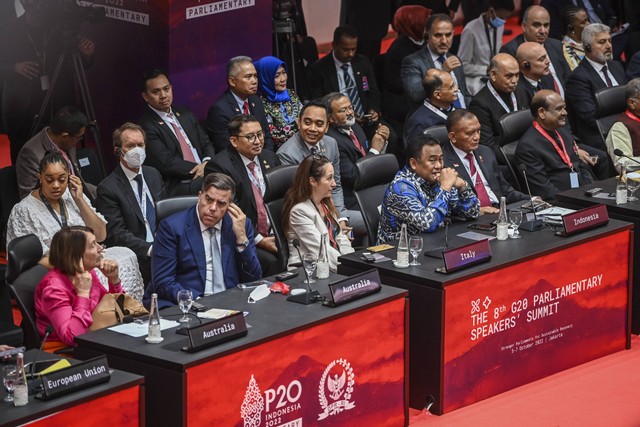 Sejumlah delegasi mengikuti penutupan pertemuan Parliamentary Forum and the 8th G20 Parliamentary Speakers' Summit (P20) di Gedung Nusantara, Kompleks Parlemen, Senayan, Jakarta, Jumat (7/10/2022). Foto: Galih Pradipta/ANTARA FOTO