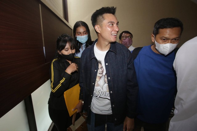 Pasangan selebriti Baim Wong dan Paula Verhoeven saat tiba untuk memenuhi panggilan terkait video prank lapor KDRT di Polres Metro Jakarta Selatan, Jumat (7/10/2022). Foto: Agus Apriyanto