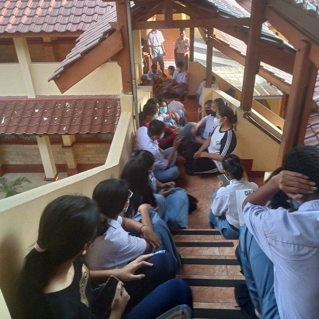 Siswa yang mengikuti kegiatan rohani kristen di SMA 2 Depok menunggu di depan kelas. Foto: Dok. Istimewa