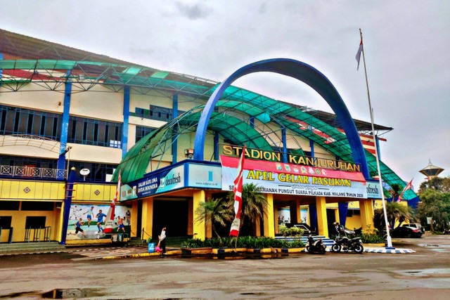 Bagian pintu masuk Stadion Kanjuruhan. Foto: Shutterstock
