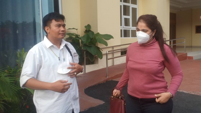 Anak bos Mac Mohan, Rakhee bersama sang pengacara saat mmendatangi Mapolresta Solo beberapa waktu lalu. FOTO: Agung Santoso