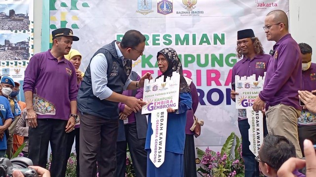 Gubernur DKI Jakarta Anies Baswedan meresmikan Kampung Gembira Gembrong Jakarta Timur, Jumat (7/10/2022). Foto: Fadlan/kumparan