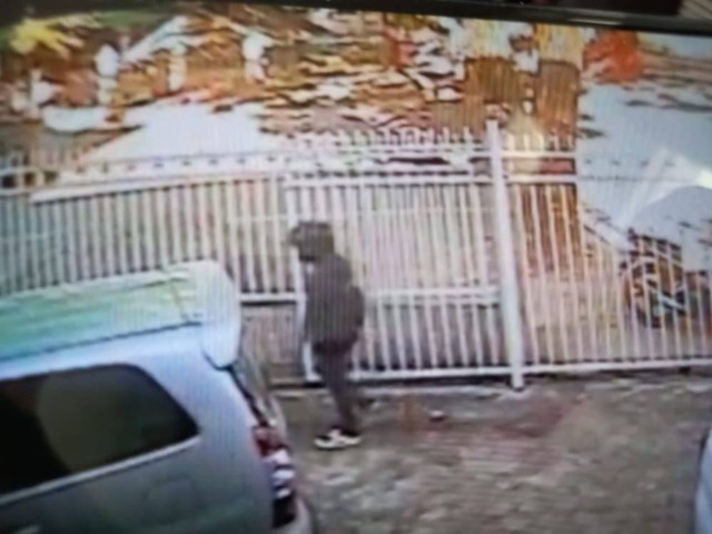 Pelaku penyerangan Gereja Yesus Gembala terkam CCTV. Foto: Dok Polisi.