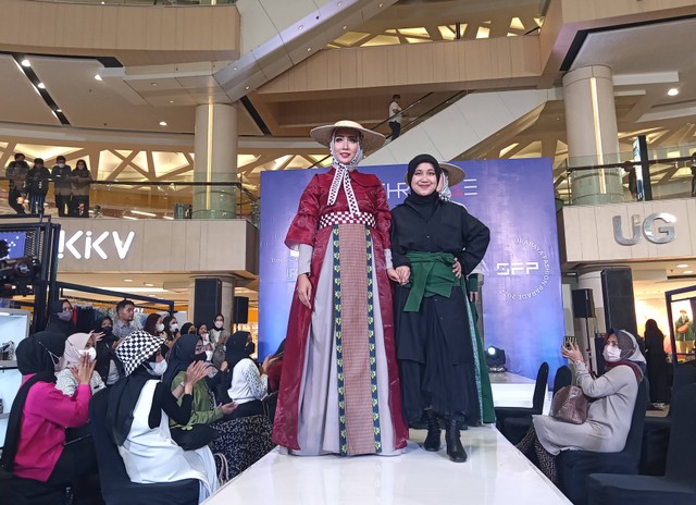 Tampil di Surabaya Fashion Parade, Desainer Sulawesi Bawa Kain Tenun Mekongga (128944)