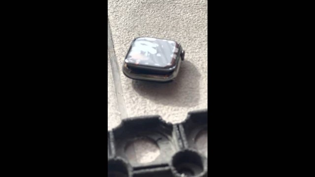 Apple Watch Series 7 meledak setelah memanas dan baterainya mengembang. Foto: Chance Miller/YouTube
