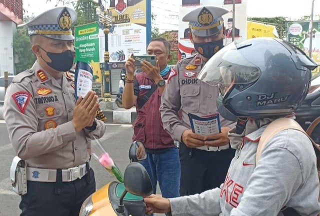 Dalam Operasi Zebra 2022, Polres Cirebon Kota membagikan bunga mawar kepada pengendara yang tertib lalu lintas.(Juan)