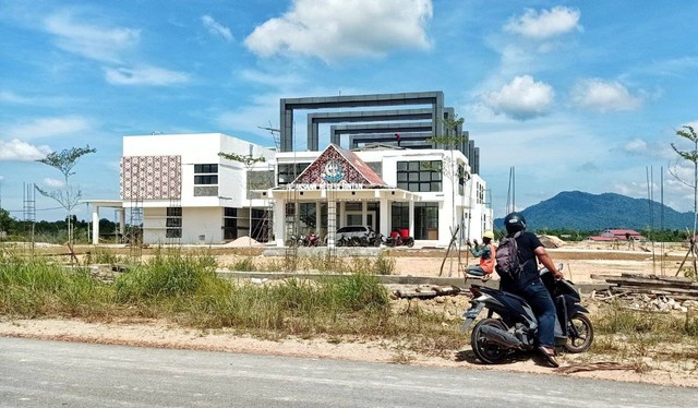 Pembangunan gedung Kejaksaan Negeri Bintan di komplek perkantoran Bandar Seri Bentan. (Foto: Ary/Batamnews)