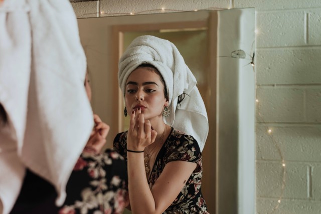 Ilustrasi Pemakaian Skincare. Foto: dok. kevin laminto (Unsplash.com)