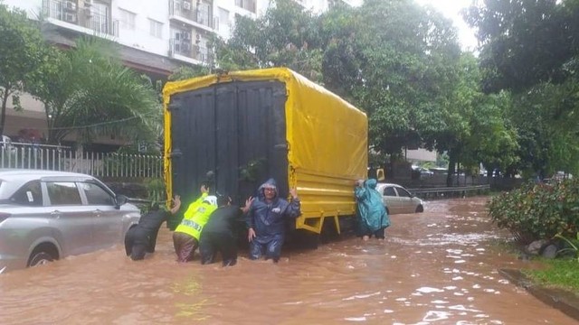 Banjir di kolong depan Hotel Amarossa, Kota Bekasi, Jumat (7/10).  Foto: Instagram/@tmcpoldametro