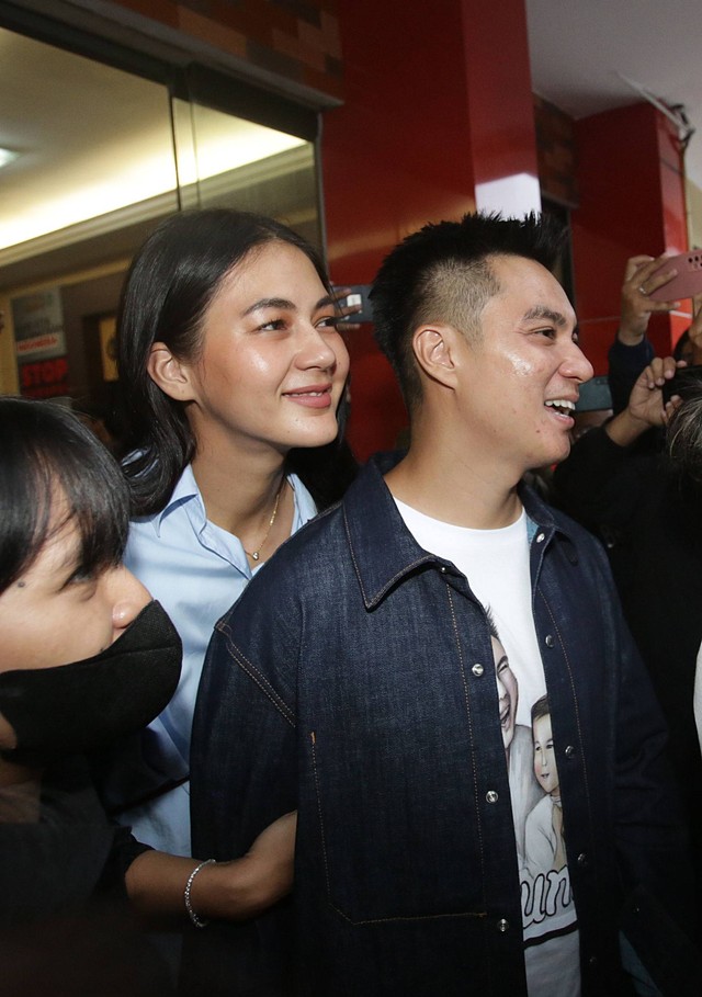 Pasangan selebriti Baim Wong dan Paula Verhoeven ditemui wartawan usai pemeriksaan terkait video prank lapor KDRT di Polres Metro Jakarta Selatan, Jumat (7/10/2022). Foto: Dok. Agus Apriyanto