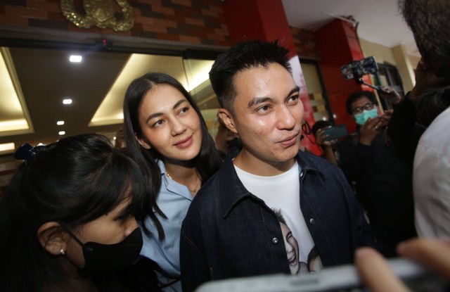 Pasangan selebriti Baim Wong dan Paula Verhoeven ditemui wartawan usai pemeriksaan terkait video prank lapor KDRT di Polres Metro Jakarta Selatan, Jumat (7/10/2022). Foto: Dok. Agus Apriyanto