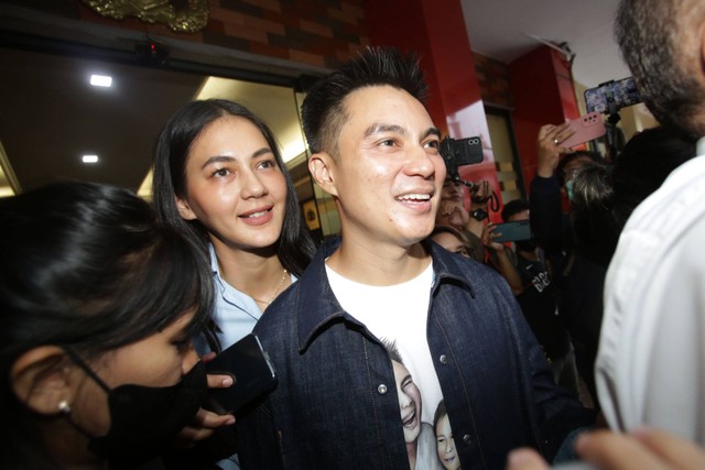 Baim Wong Dan Paula Tiba Di Polres Jaksel Siap Diperiksa Soal Konten