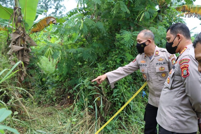 Polisi tunjukkan lokasi penemuan mayat di Babakan, Tangerang, Jumat (7/10).  Foto: Dok. Istimewa