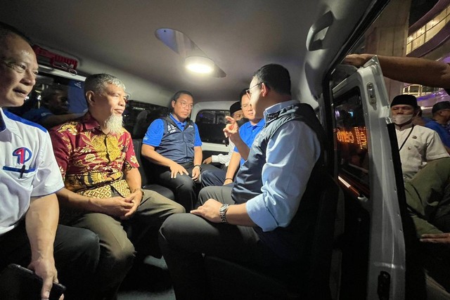 Gubernur DKI Anies Baswedan resmikan sistem tarif integrasi di Halte CSW, Jakarta Selatan, Jumat (7/10). Foto: Haya Syahira/kumparan