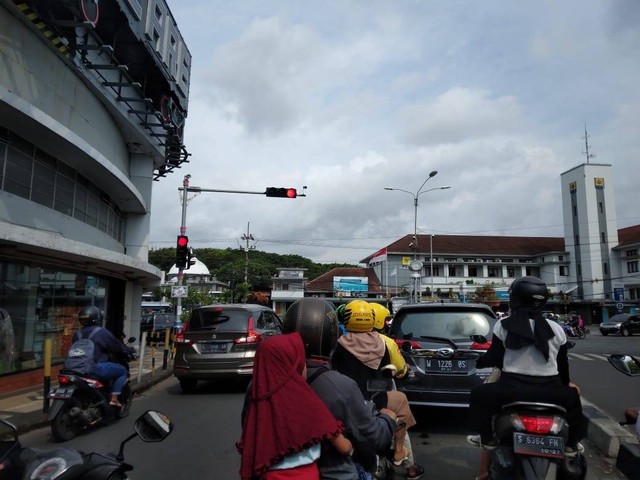 Suasana traffic light di samping toko Avia. Foto / Feni Yusnia